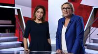 Marine Le Pen en compagnie de la journaliste Léa Salamé sur le plateau de "L'Emission politique" sur France 2, à Paris le 19 octobre 2017 [Philippe LOPEZ / AFP]