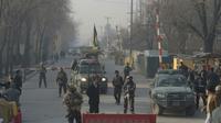 Les forces de sécurité afghanes bloquent une route près du site d'un attentat suicide, le 25 décembre 2017 à Kaboul [Shah MARAI / AFP]
