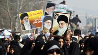 Des Iraniens manifestent en soutien au régime, brandissant notamment des portraits de l'ayatollah Ali Khamenei, le 18 février 2011 à Téhéran [ATTA KENARE / AFP/Archives]