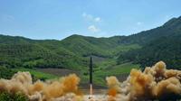 Cette photo, prise le 4 juillet 2017 par l'agence officielle nord-coréenne KCNA, montre un tir de missile balistique intercontinental par la Corée du Nord [STR / KCNA VIA KNS/AFP]