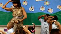Michelle Obama danse avec des enfants dans une école de Washington, le 24 mai 2013 [WIN MCNAMEE / GETTY IMAGES NORTH AMERICA/AFP]