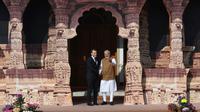Le Premier ministre indien Narendra Modi (D) accueille le président français Emmanuel Macron pour le sommet fondateur de l'Alliance solaire internationale à New Delhi, le 11 mars 2018 [Prakash SINGH / AFP]