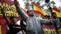 Des manifestants contre l'indépendance de la Catalogne effectuent des saluts fascistes, le 1er octobre 2017 à Barcelone [PAU BARRENA / AFP/Archives]