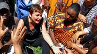 La ministre des Outre-Mer Annick Girardin dialogue avec des manifestantes à Mamoudzou après son arrivée lundi 12 mars à Mayotte. [Ornella LAMBERTI / AFP]