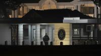 Un policier garde l'entrée de l'ambassade des Etats-Unis à Podgorica, au Monténégro, le 22 février 2018 [SAVO PRELEVIC / AFP]