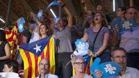 Des Catalans applaudissent le lancement officiel de la campagne pour le "oui" au référendum d'autodétermination, le 14 septembre 2017 à Tarragone [Josep LAGO / AFP]