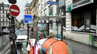 La tente d'une personne sans domicile, sur la place de Clichy, à Paris, le 29 décembre 2017. [STEPHANE DE SAKUTIN / AFP]