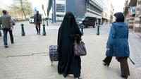 Une femme vêtue d'un niqab, dans les rues de Bruxelles, le 27 avril 2010 [JULIEN WARNAND / BELGA/AFP/Archives]