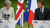 Theresa May (G) et Emmanuel Macron, le 13 juin 2017 à l'Elysée [CHRISTOPHE ARCHAMBAULT  / AFP]