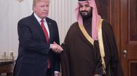 Mohammed ben Salmane, nouveau prince héritier d'Arabie saoudite (d) avec le président américain Donald Trump (g), le 14 mars 2017 à Washington [NICHOLAS KAMM / AFP/Archives]