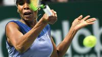 L'Américaine Venus Williams retourne face à la Française Caroline Garcia en demi-finale du Masters à Singapour, le 28 octobre 2017 [ROSLAN RAHMAN / AFP]