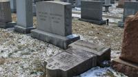 Des sépultures d'un cimetière juif vandalisées, le 3 mars 2017 à Rochester (NY) [Gretchen STUMME / AFP]