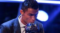 L'attaquant du Real Madrid et du Portugal Cristiano Ronaldo embrasse le trophée après avoir reçu le prix du meilleur joueur Fifa de l'année, le 23 octobre 2017 à Londres [Ben STANSALL / AFP]