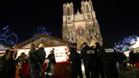 Policiers en patrouille sur le marché de Noël près de la cathédrale Notre-Dame de Reims, le 20 décembrer 2016 [FRANCOIS NASCIMBENI / AFP/Archives]