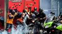Des secouristes volontaires lors d'affrontements entre opposants et policiers à Caracas, au Venezuela, le 4 août 2017 [RONALDO SCHEMIDT / AFP/Archives]