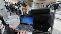 Une voyageuse syrienne en partance pour les Etats-Unis consulte son ordinateur à l'aéroport de Beyrouth, le 22 mars 2017 [ANWAR AMRO / AFP]