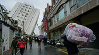 Un immeuble affaisé après un violent séisme, dans la ville de Hualien, le 8 février 2018 à Taïwan [PAUL YANG / AFP]