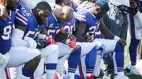 Les joueurs de l'équipe de football américain des Buffalo Bills posent un genou à terre pendant l'hymne national, avant un match contre les Broncos de Denver, le 24 septembre 2017 à Orchard Park [Brett Carlsen / GETTY/AFP/Archives]