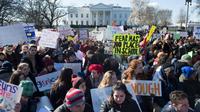 Plusieurs dizaines de milliers d'élèves américains ont quitté leurs salles de classe le 14 mars 2018 pour exiger des mesures concrètes contre les armes à feu, notamment à Washington [SAUL LOEB / AFP]