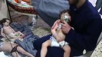 Une image prise sur une vidéo de la Défense civile syrienne montre des volontaires aidant des enfants victimes d'une attaque chimique présumée à Douma, le 8 avril 2018 [HO / AFP]