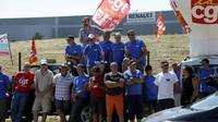 Des salariés de l'équipementier automobile GM&S devant le site de Renault à Villeroy, dans l'Yonne, le 18 juillet 2017 [PASCAL LACHENAUD / AFP]