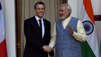 Le président Emmanuel Macron et le Premier ministre Narendra Modi (d), le 10 mars 2018 à New Delhi [MONEY SHARMA / AFP]