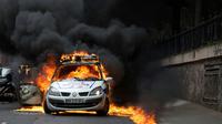 Une voiture de police incendiée lors d'une contre-manifestation non autorisée contre la violence policière, le 18 mai 2016 à Paris [CYRIELLE SICARD / AFP/Archives]