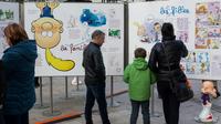 Des visiteurs devant l'exposition consacrée à Titeuf, le 24 janvier 2018 au Festival de la BD d'Angoulême [Yohan Bonnet / AFP]