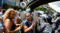 Colère dans les rues de Caracas où les gens excédés par les pénuries s'opposent aux forces de l'ordre, le 28 décembre 2017 [FEDERICO PARRA / AFP]