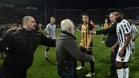 Le président du PAOK Ivan Savvidis lors de son irruption, arme à la ceinture, à la fin du match entre son équipe et l'AEK Athènes, le 11 mars 2018 à Thessalonique [stringer / AFP]