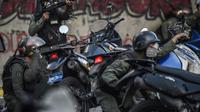 Des policiers vénézueliens affrontent des manifestants à Caracas le 30 juillet 2017 [JUAN BARRETO / AFP]