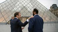 Le président Emmanuel Macron et le prince héritier saoudien Mohammed ben Salmane devant la pyramide du Louvre à Paris le 8 avril 2018 [BANDAR AL-JALOUD / Saudi Royal Palace/AFP/Archives]