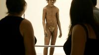 Des visiteurs observent la représentation d'un homme de Néandertal, le 19 juillet 2004 au musée national de la Préhistoire des Eyzies-de-Tayac, près de la grotte de Lascaux [PATRICK BERNARD / AFP/Archives]