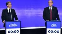 Nicolas Sarkozy et Alain Juppé sur le plateau de France 2 lors du dernier débat avant les primaires de la droite [CHRISTOPHE ARCHAMBAULT / POOL/AFP]