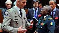 François Lecointre parle avec Soumaïla Bakayoko, alors chef d'état-major de l'armée ivoirienne, à Bruxelles le 5 février 2013 [GEORGES GOBET / AFP/Archives]