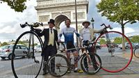 Le cycliste britannique Mark Beaumont (C) pose au côté de deux hommes et leur vélo grand-bi le 18 septembre 2017 à Paris [CHRISTOPHE ARCHAMBAULT / AFP]