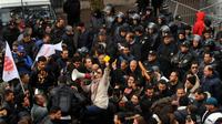Manifestation contre la hausse des prix et le chômage devant les bureaux du gouvernorat à Tunis, le 12 janvier 2018  [Sofiene HAMDAOUI / AFP]