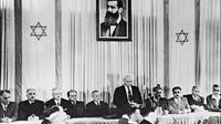 Le Premier ministre israélien David Ben Gourion, entouré par les membres du Conseil national juif, proclame la création de l'Etat d'Israël, le 14 mai 1948 à Tel-Aviv [ / AFP/Archives]
