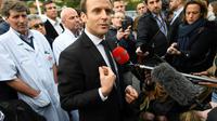 Le candidat d'En Marche! Emmanuel Macron après une visite de l'hôpital Raymond Poincaré de Garches (Hauts-de-Seine), le 25 avril 2017 [Lionel BONAVENTURE / POOL/AFP]