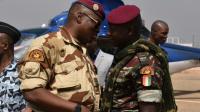 Le commandant ivoirien en charge de la sécurité du palais présidentiel  Cherif Ousmane (D) parle avec Lieutenant colonel Issiaka Ouattara (AKA Wattao) à Bouaké , le 13 janvier 2017 [Sia KAMBOU / AFP]