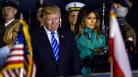 Le président américain Donald Trump (g) et son épouse Melania (d) à leur arrivée à Varsovie, le 5 juillet 2017 [Wojtek Radwanski / AFP]