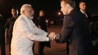 Le président français Emmanuel Macron (D) accueilli par son homologue indien Narendra Modi, le 9 mars 2018 à New Delhi  [LUDOVIC MARIN / POOL/AFP]