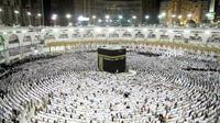 Des mulsumans prient à La Mecque, lors du dernier vendredi du mois du ramadan, le 23 juin 2017 en Arabie Saoudite [BANDAR ALDANDANI / AFP/Archives]