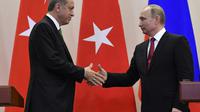Le président russe Vladimir Poutine (D) reçoit son homologue turc Recep Tayyip Erdogan dans la station balnéaire de Sotchi, le 3 mai 2017 [Alexander NEMENOV / AFP]