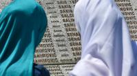 Des femmes bosniaques survivantes du massacre de Srebrenica se recueillent le 11 juillet 2017 devant les nom du mémorial de Potocari, près de Srebrenica [ELVIS BARUKCIC / AFP]