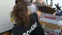 Des articles contrefaits saisis par une douanière en vue de leur destruction le 29 mai 2012 à Chilly-Mazarin  [ERIC PIERMONT / AFP/Archives]