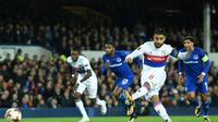 Le capitaine lyonnais Nabil Fekir transforme un penalty et lance l'OL vers un succès sur la pelouse d'Everton, le 19 octobre 2017 à Liverpool [Oli SCARFF / AFP]