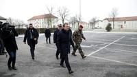 Le président Emmanuel Macron (c) et le chef d'Etat major de l'armée de terre Jean-Pierre Bosser (d), arrivent au camp militaire de Mourmelon, le 1er mars 2018 [Yoan VALAT / POOL/AFP]