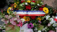 Une couronne de fleurs est placée au pied d'un mémorial dédié aux parachutistes français abattus en 2012 par Mohamed Merah, le 15 mars 2017 à Montauban [ERIC CABANIS / AFP/Archives]