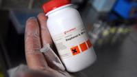Un scientifique tient une bouteille contenant du bisphénol A [Remy Gabalda / AFP/Archives]